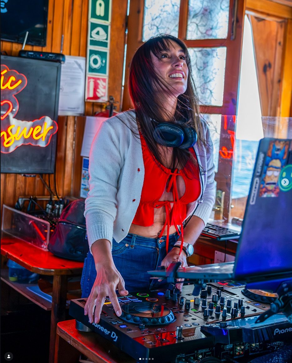 Live DJ am Pioneer Mixer auf dem Barca Samba Partyboot Mallorca - Bootsparty in Palma