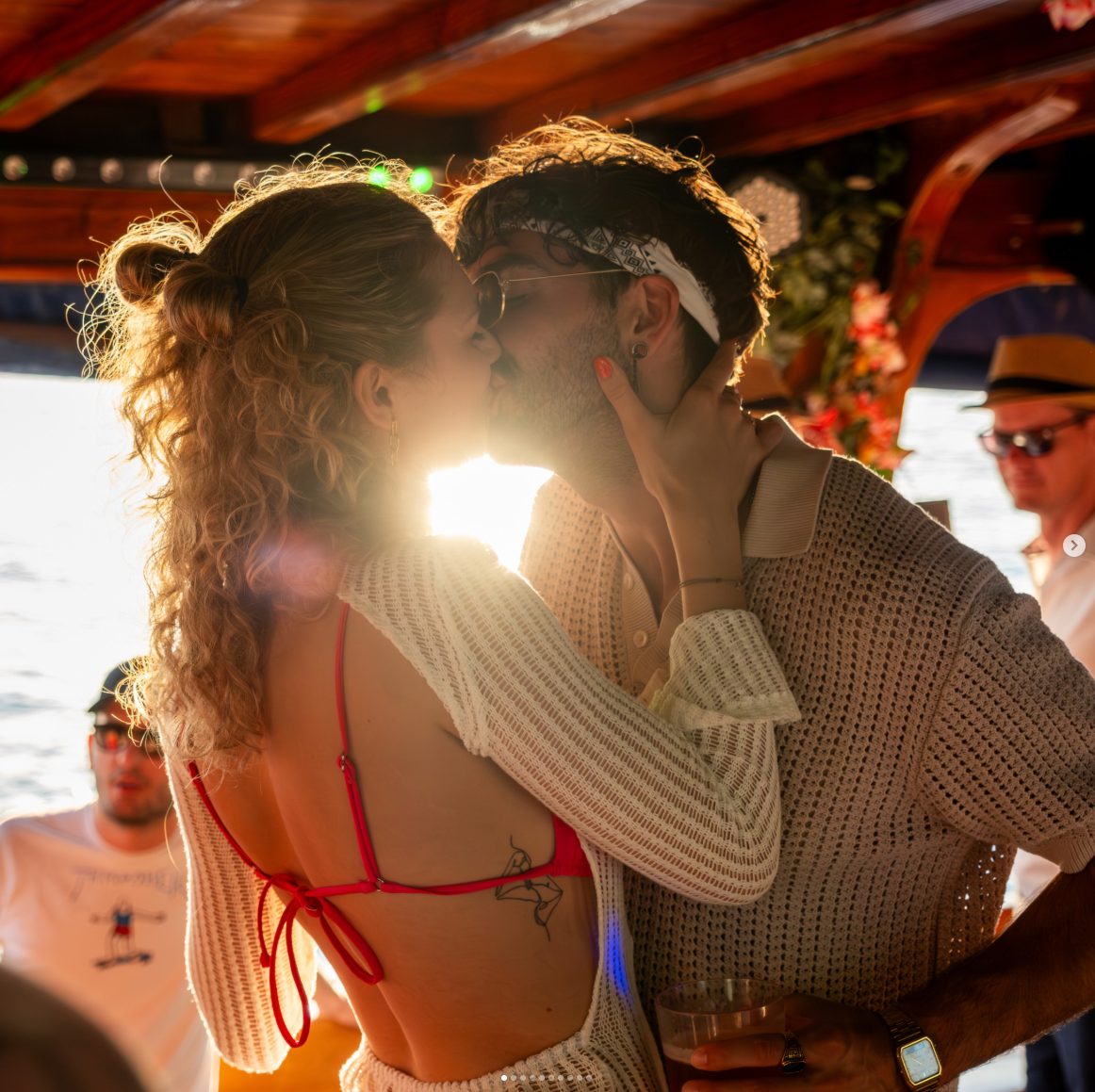 Pärchen genießt Sunset Sonnenuntergang auf dem Partyboot Barca Samba in der Bucht von Palma de Mallorca