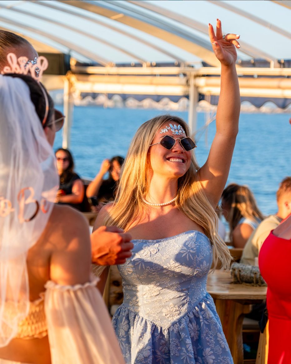 Tanzende Gäste auf dem Partyboot Barca Samba bei Sonnenuntergang in Mallorca - Boat Party Palma