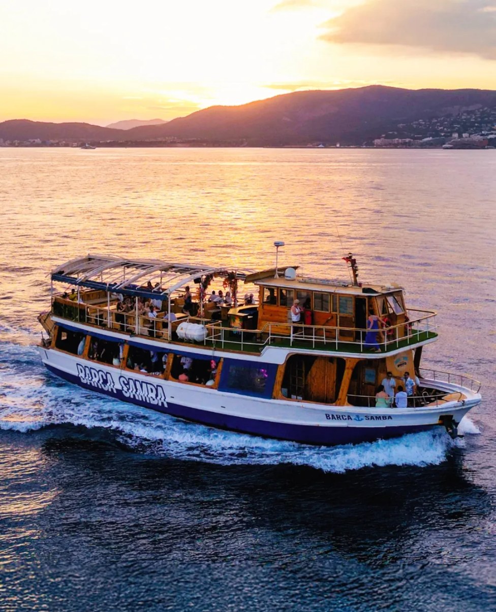 Barca Samba Partyboot bei Sonnenuntergang in der Bucht von Palma de Mallorca - Boat Party Mallorca