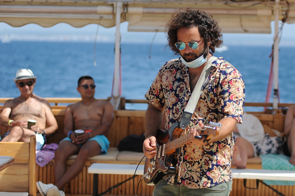 Guitarra-en-vivo-salida-en-barco-mallorca-barca-samba